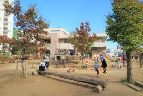 広々とした園庭で、のびのびと遊ぶことができます。