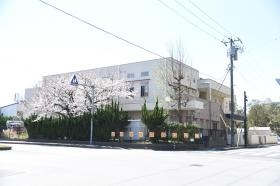 チューリップこども園は京葉線検見川浜駅から徒歩７分です。