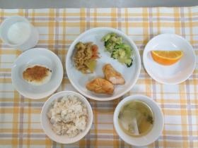 栄養満点の手作り給食とおやつ。職員も食べられます。