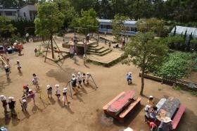 園庭の真ん中には、園長手造りの築山があります。