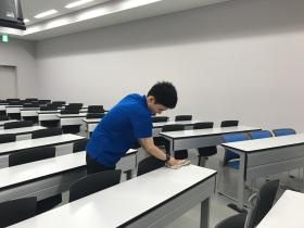 清掃作業（ぴいす県立女子大内）