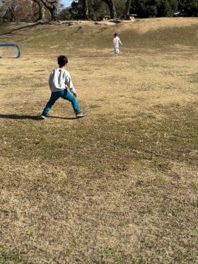 公園でサッカー