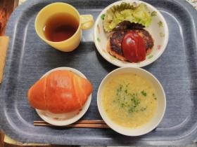 園児と職員のお昼の給食。職員はおかずのみ提供。