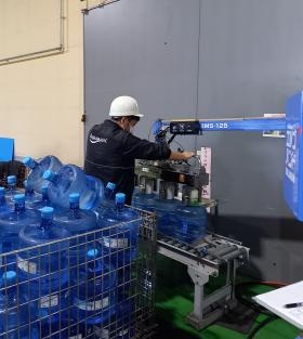 アクアマジック事業部 ウォータープラント 積み込み作業