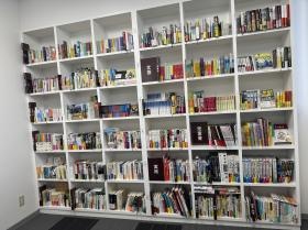 社内図書館の蔵書は２５００冊以上！アプリ管理しています