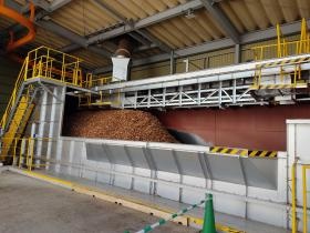 木材チップがバイオマス発電所に投入される様子