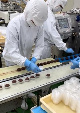 おはぎの成形作業＿００３