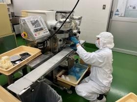 成形機械の組み立て作業＿００５