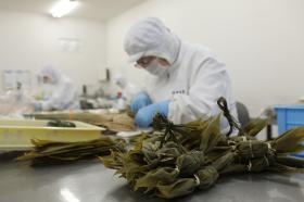 笹団子巻き作業