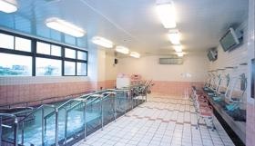 お風呂は大浴場と個浴があります。事業所によって違います。