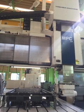 五面加工機での加工の様子