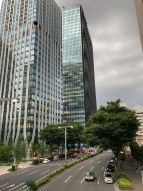 新宿本社ビル（新宿グランドタワー：画像中央）