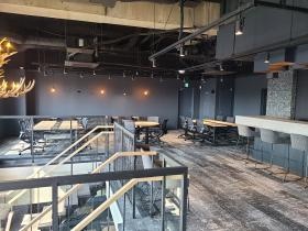 その日、その時々に自由な席で気分転換ができます。