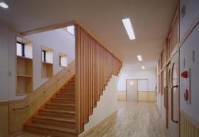 園舎 １階廊下・階段