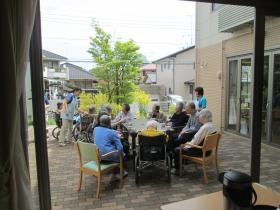 テラスで午後のくつろぎタイムです！