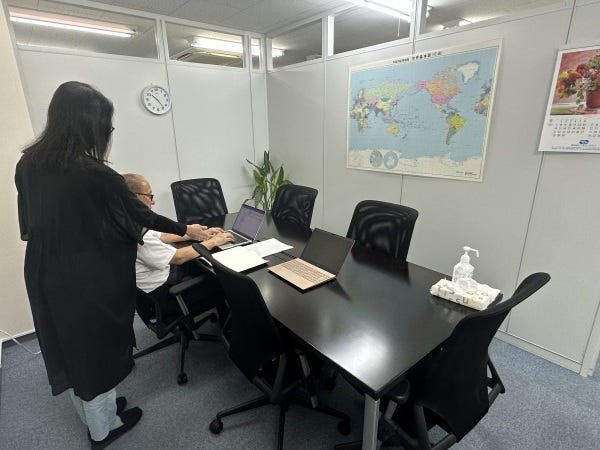 アットホームなオフィスから、世界とつながり楽しく仕事しています。