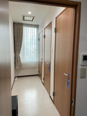 ２階男性用シャワー３室 （３階女性用シャワー室１つ 浴槽有）