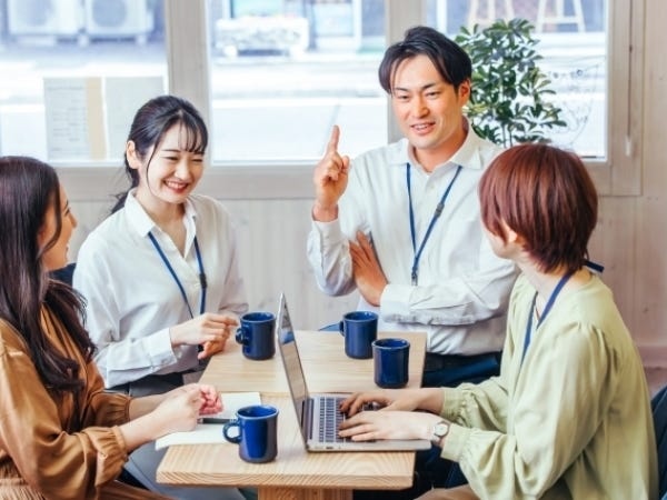 《キャリア相談もおまかせ！》定期的に1対1の面談をするなど、1人1人の将来を見据えています。目標に合わせてプロジェクトを選ぶことも♪