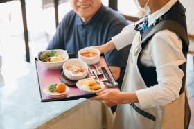 コンシェルジュ職では配膳をメインに行っていただきます