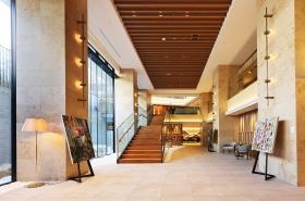 ホテルのようなエントランスで、ご入居様やご家族をお出迎え