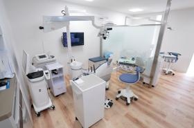 診療室。診療ユニットは４台あります。