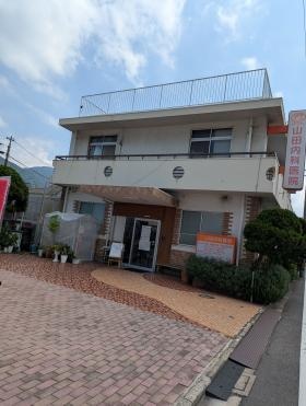 玄関の左に感染症テントがあります。