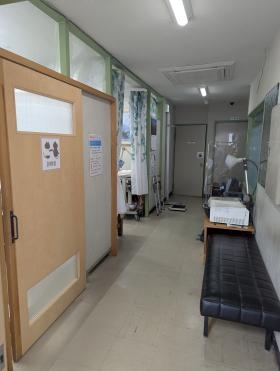 待合室から 奥の廊下に入ると左が診察室です。