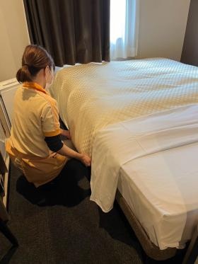客室清掃（ベッドメイク）の様子です