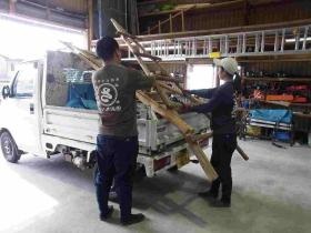 倉庫にて脚立積込み中