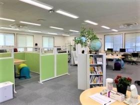 ミーティングコーナーが各所にあります。