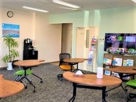 １階は多目的に使えるフロア。昼食や休憩もＯＫ。