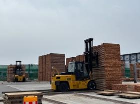 木材を運搬する１６トンフォークリフト