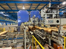 丸太の直径に応じて最適なサイズに自動で丸太をカットする機械