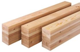 木板を何枚も貼り合わせて角材に仕上げる集成材。