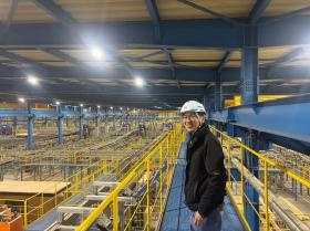 広大な製材工場内部