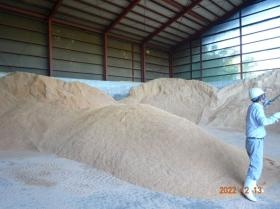 炭の原料となるオガ粉を種類別に置いてます。