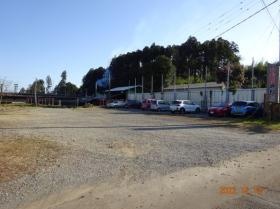 手前が会社駐車場で奥側が工場になります。