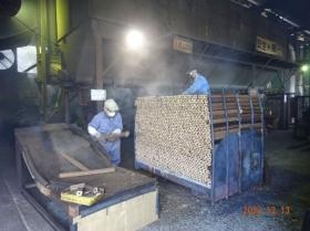 ベルトコンベアで流れてきたオガライトを並べて積む作業です。