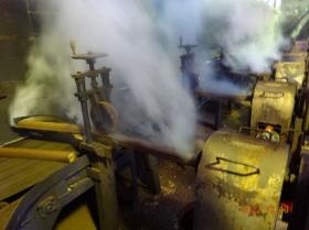 乾燥されたオガ粉を成型して作ります。