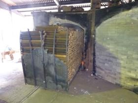 オガライトを炭にする窯場になります。