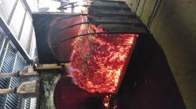 オガライトが炭化したものを窯から出します。