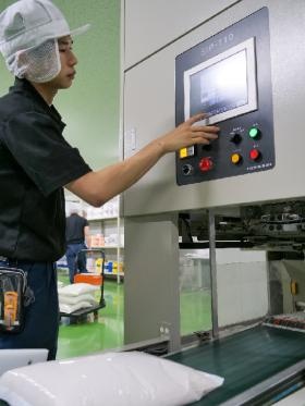 精米されたお米を機械を操作して袋詰めしていきます