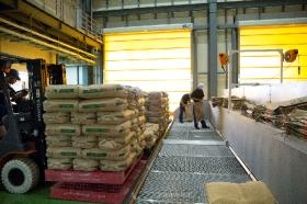 玄米を大型の精米機に投入していきます（紙袋）