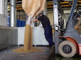 玄米を大型の精米機に投入していきます（フレコン）