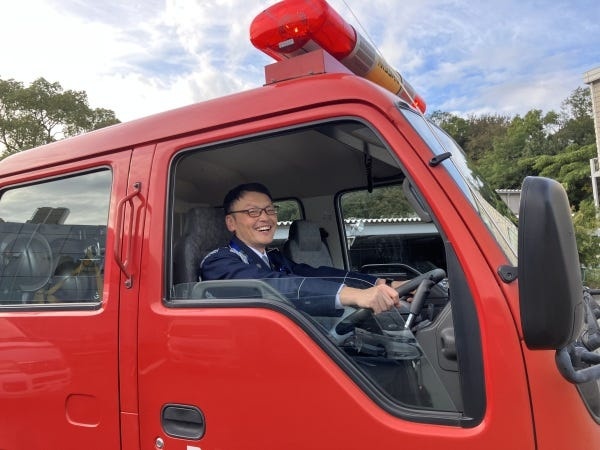 敷地内には消防車・救急車もあるんです！消防車に乗れるのは、「消防士だけ！」と思っていたので、少年の頃の気持ちを思い出して、日々ワクワク♪