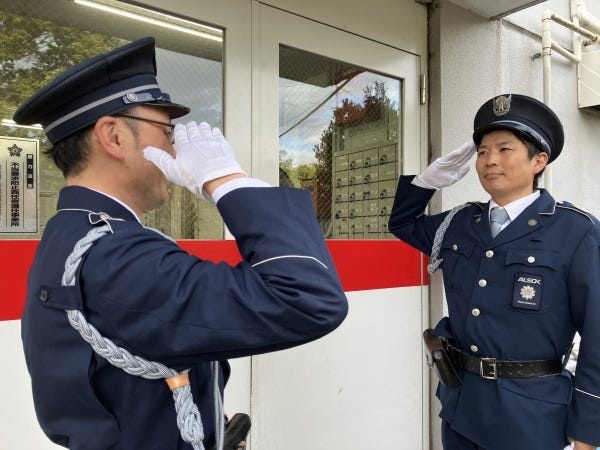 勤務交代の時の1シーン！！敬礼動作も、入社時の研修でしっかり身に付けていただき、日々の朝礼でもしっかり確認しています！