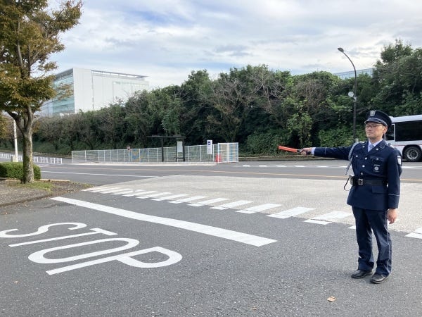 車で来客された方には、一度停止いただき、IDカード等を確認し、問題なければ、元気に挨拶をして、敷地内にご案内します！