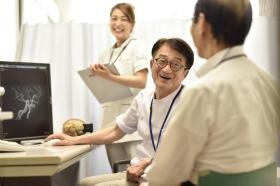 【診察】患者さんに寄り添いながら診察を行います