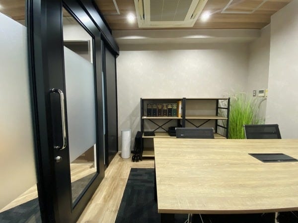 事務所の応接室です。お客様のご相談や所内のミーティングも行っています。