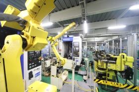 ロボットが活躍するプレス・切削部門の様子です。